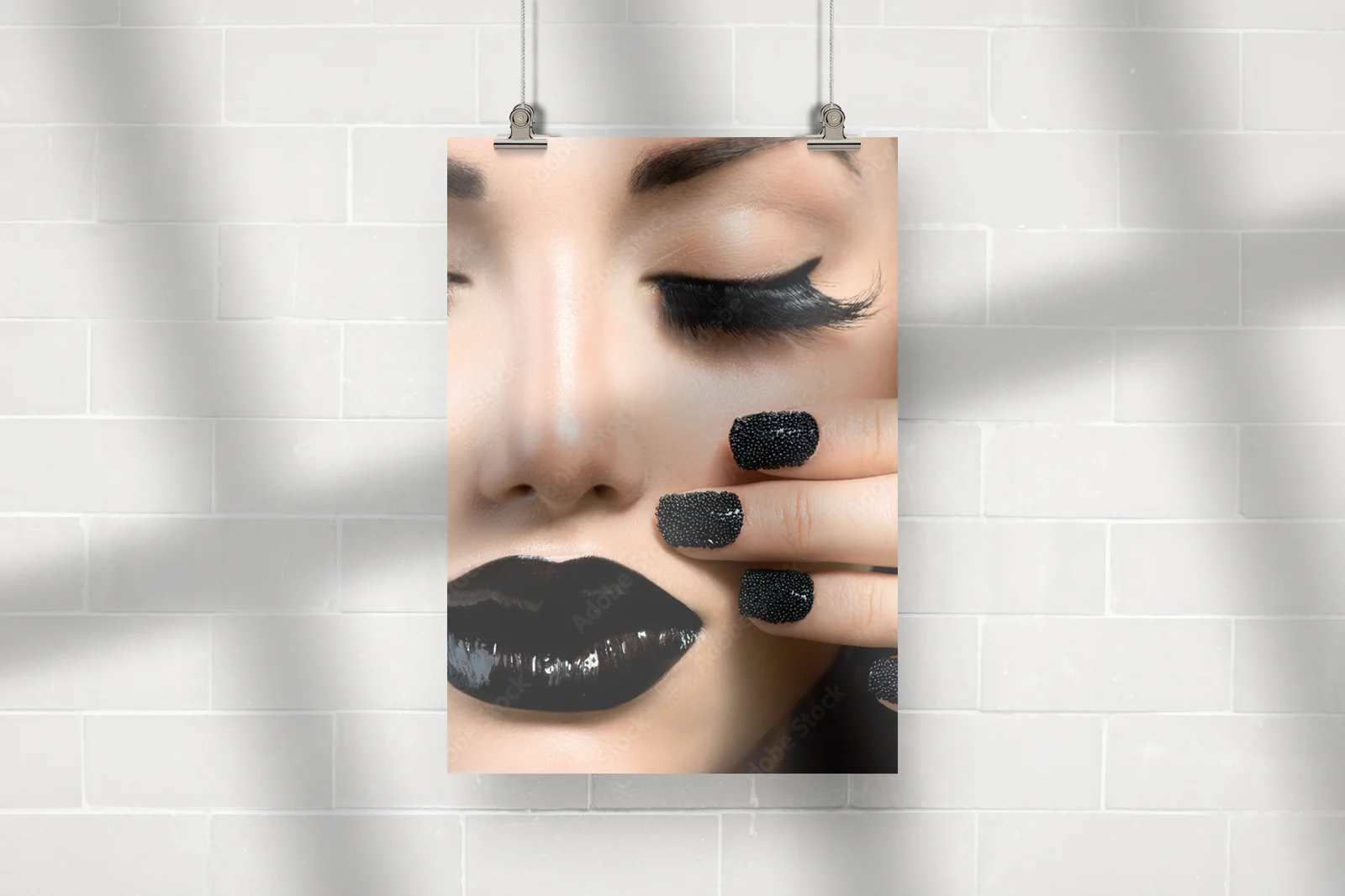 Glamour i elegancja - czarna manicure w stylu