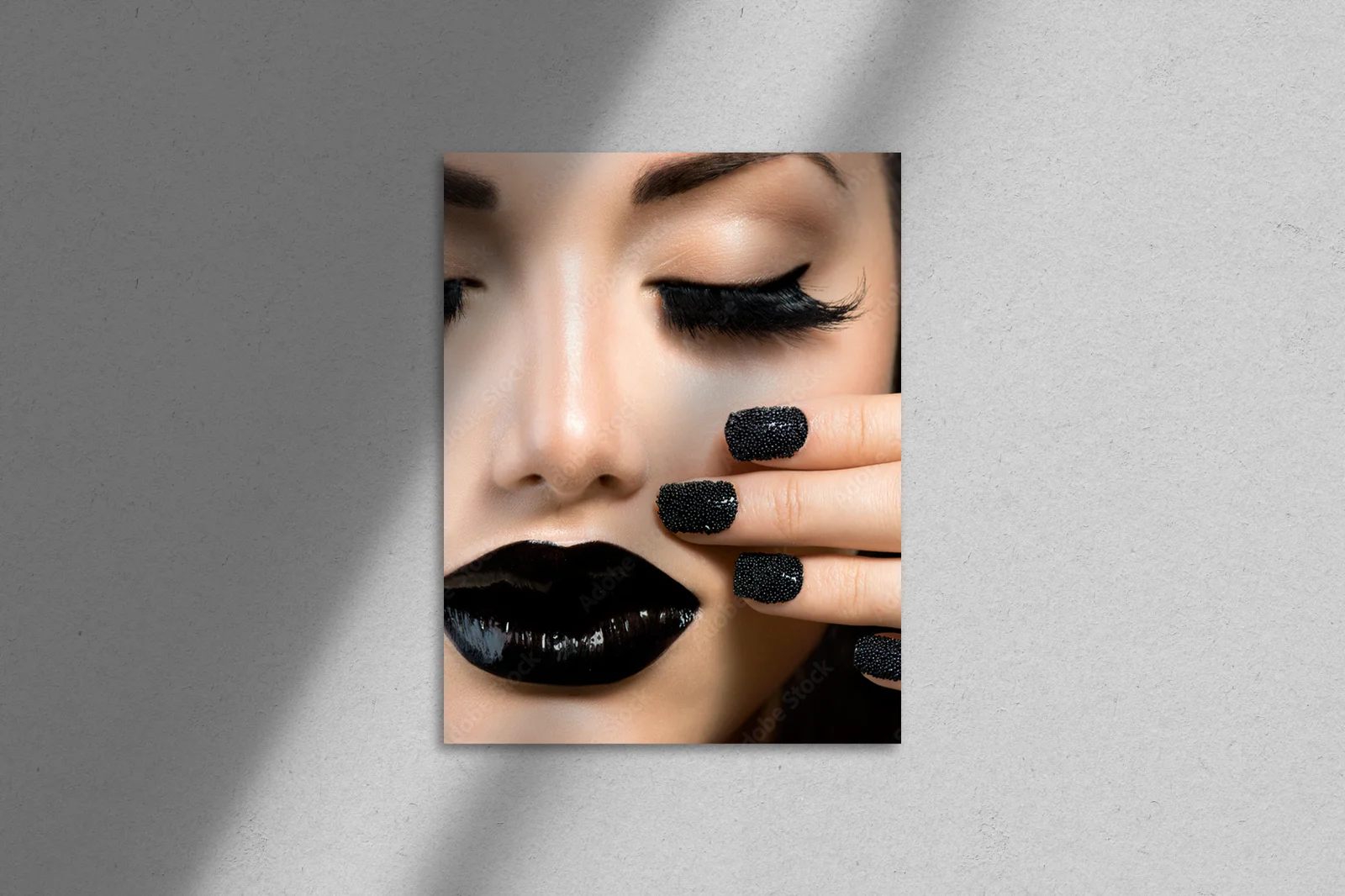 Glamour i elegancja - czarna manicure w stylu