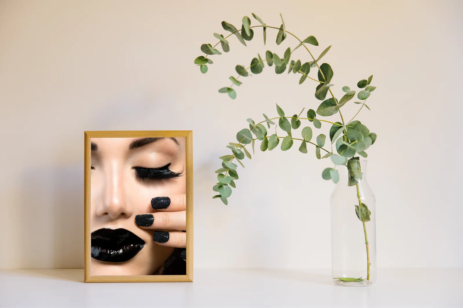 Glamour i elegancja - czarna manicure w stylu