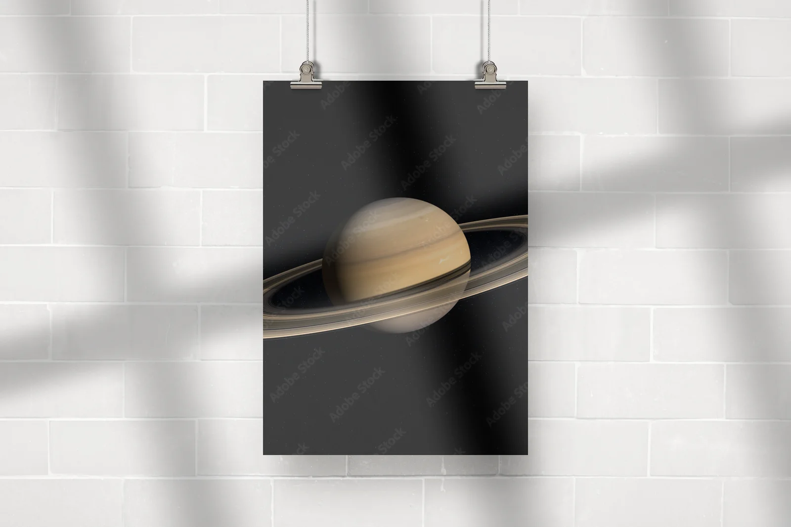 Saturn: Kosmiczna elegancja w ciemnych tonach