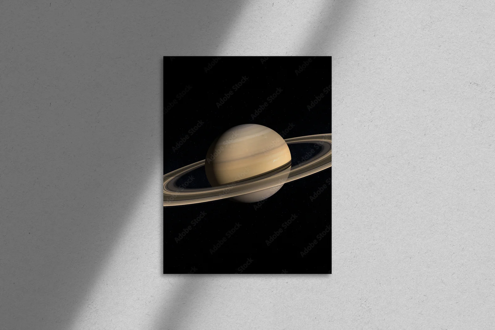Saturn: Kosmiczna elegancja w ciemnych tonach