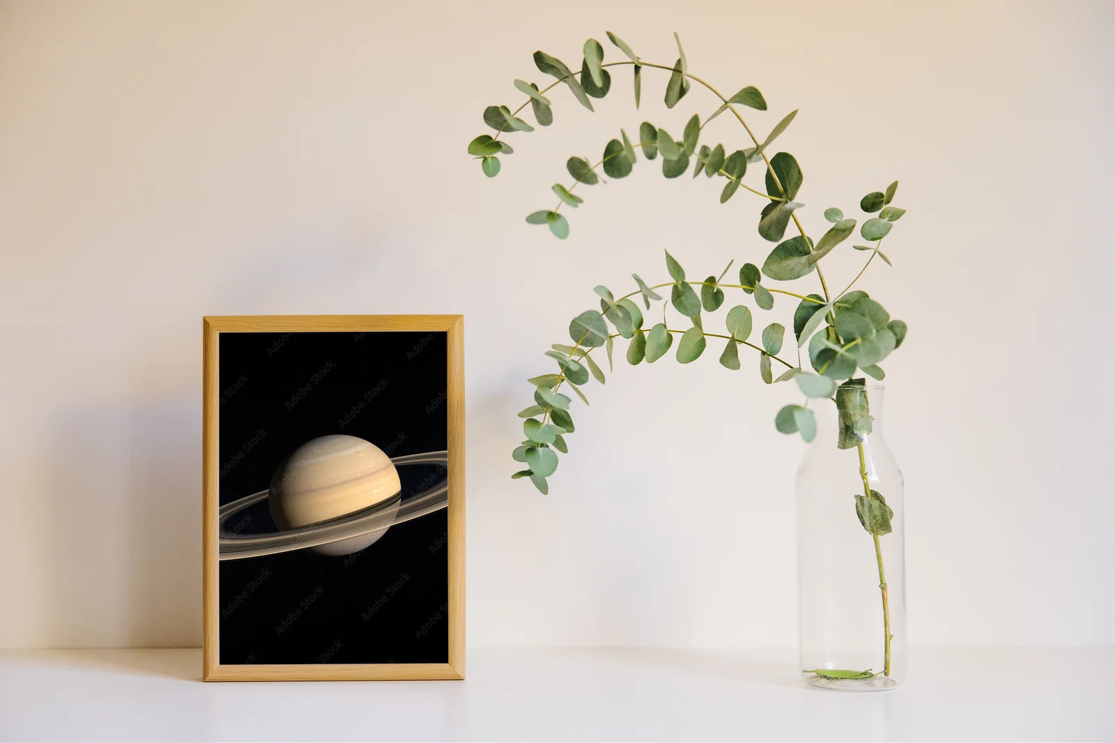 Saturn: Kosmiczna elegancja w ciemnych tonach