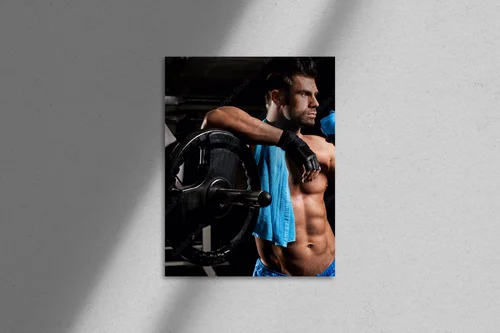 Muskularny atleta w intensywnych odcieniach