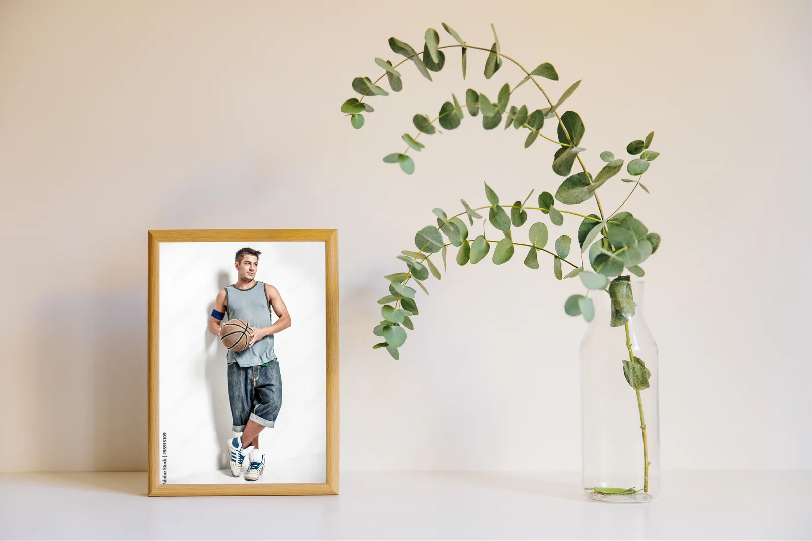 Dynamiczny portret młodego sportowca na ciemnym tle