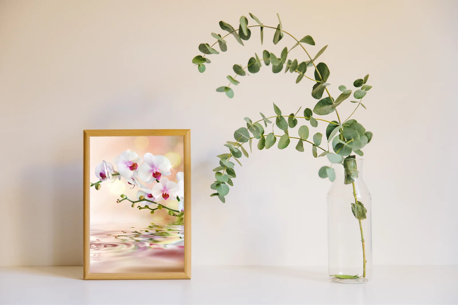 Elegancja białych orchidei na wodnych falach