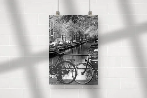 Romantyczne pejzaże Amsterdamu w nasyconej czerni