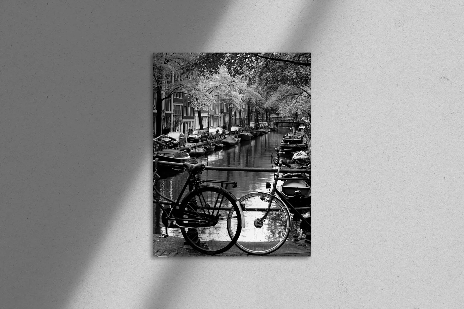 Romantyczne pejzaże Amsterdamu w nasyconej czerni