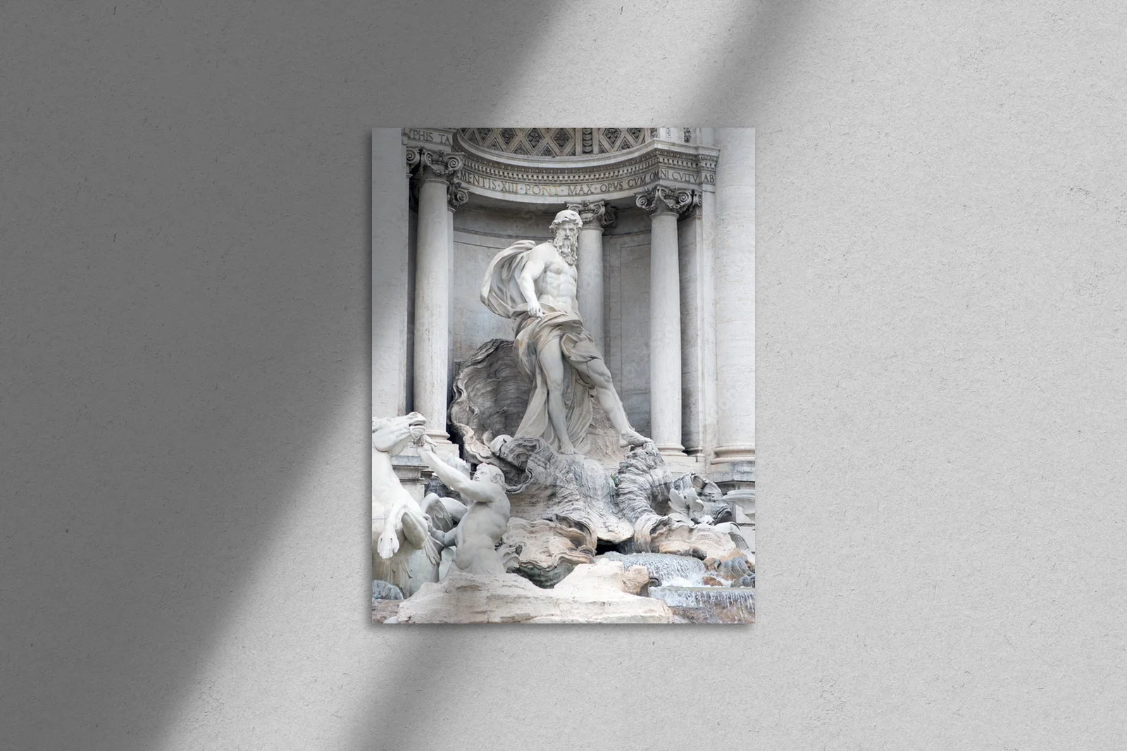 Urok Trevi Fountain w delikatnych odcieniach szarości