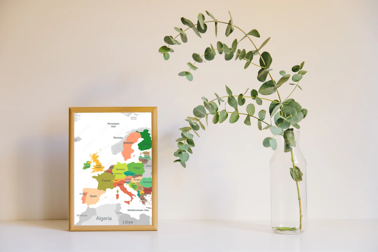 Elegancka mapa Europy w harmonijnych odcieniach
