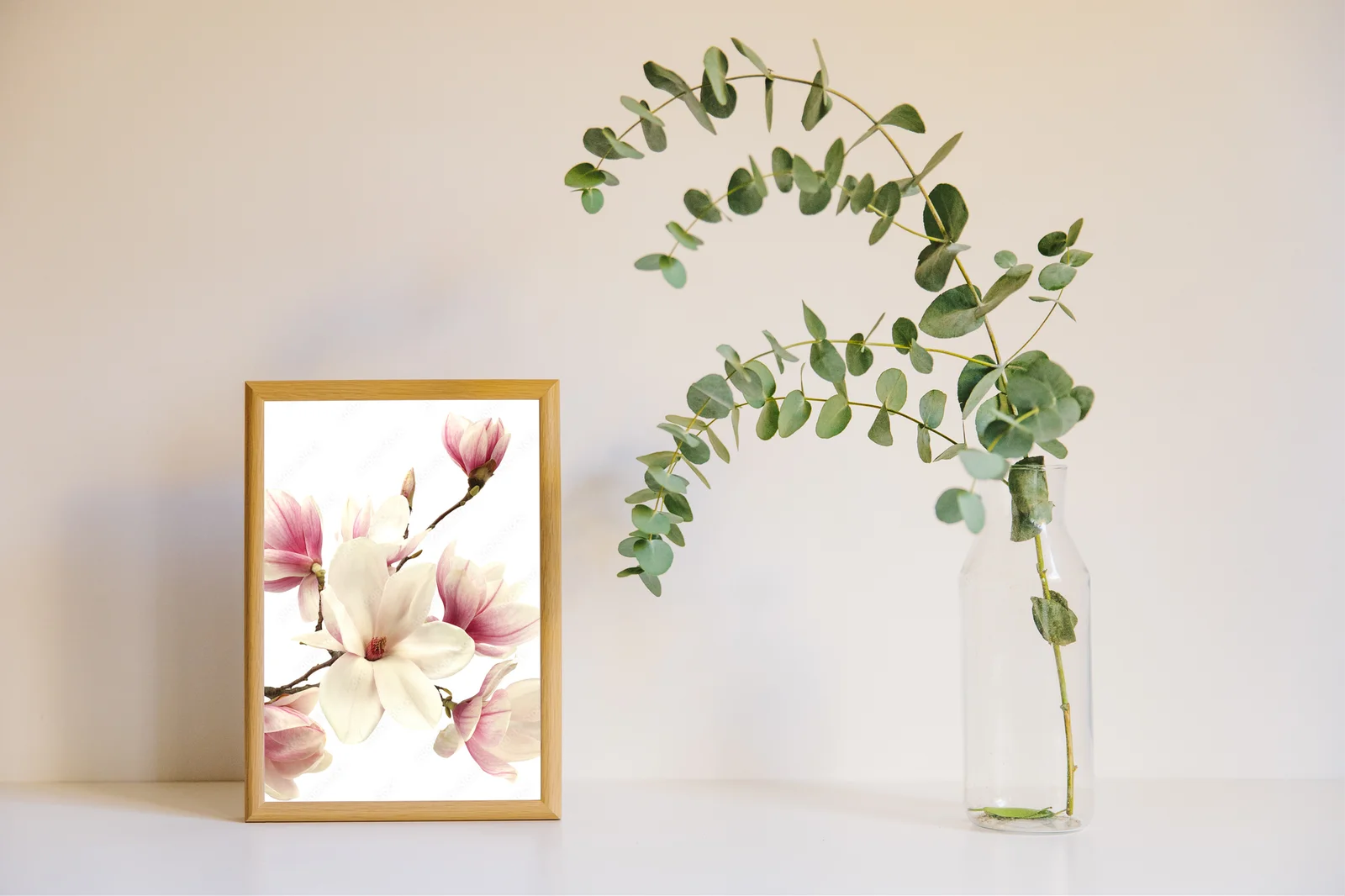 Delikatne kwiaty magnolii w białej oprawie