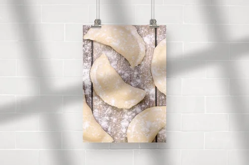 Ręcznie robione pierogi na drewnianym stole