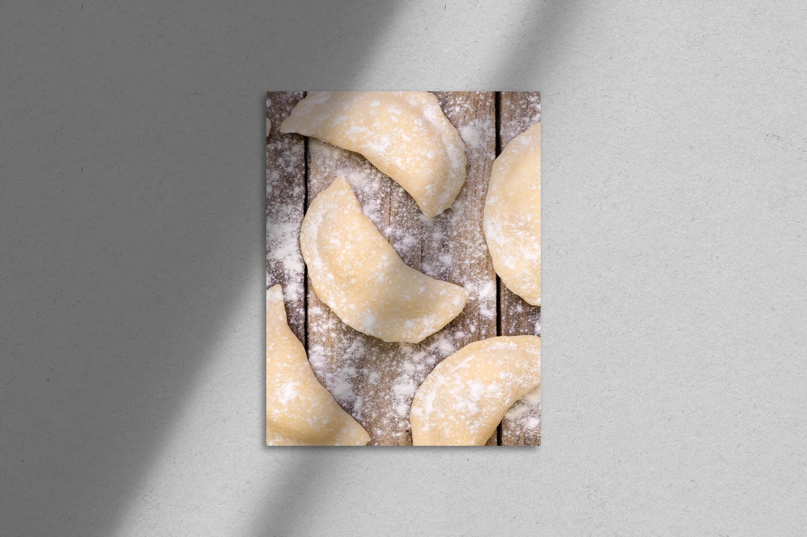 Ręcznie robione pierogi na drewnianym stole