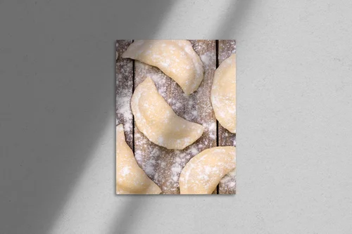 Ręcznie robione pierogi na drewnianym stole