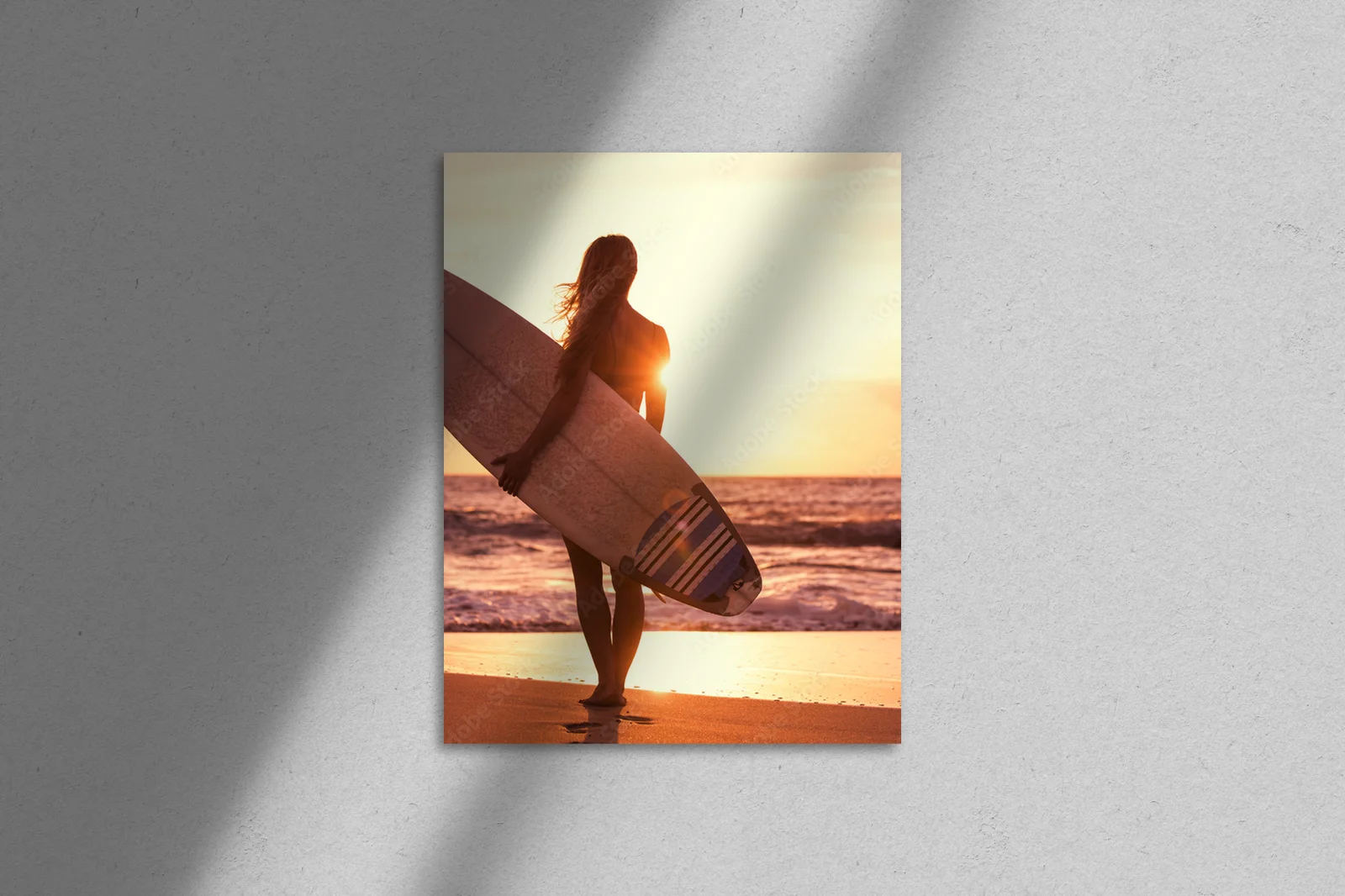Sylwetka surferki o zachodzie słońca na plaży