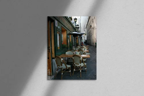 Urok paryskiej kawiarni w malowniczym Montmartre