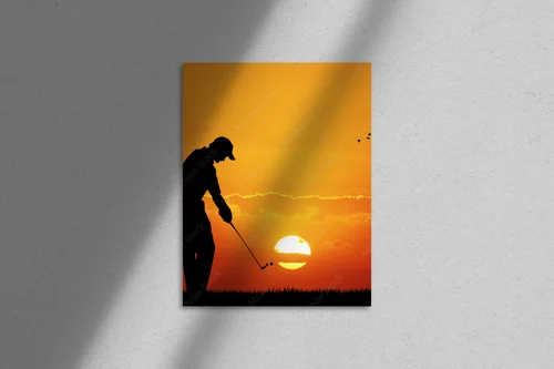 Złote refleksy w słonecznym krajobrazie golfowym