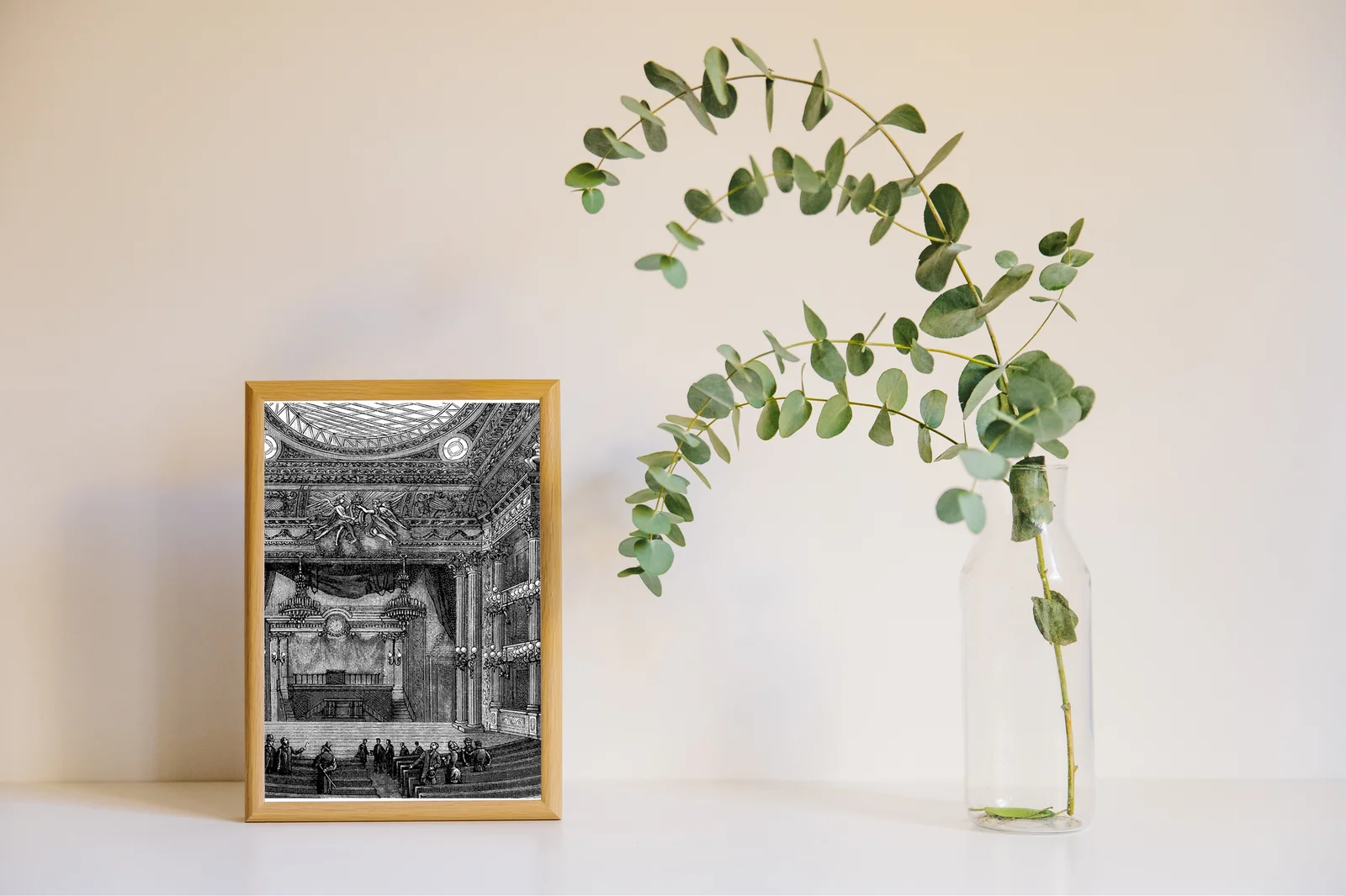 Wielka scena teatru w eleganckiej monochromii