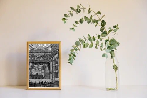 Wielka scena teatru w eleganckiej monochromii