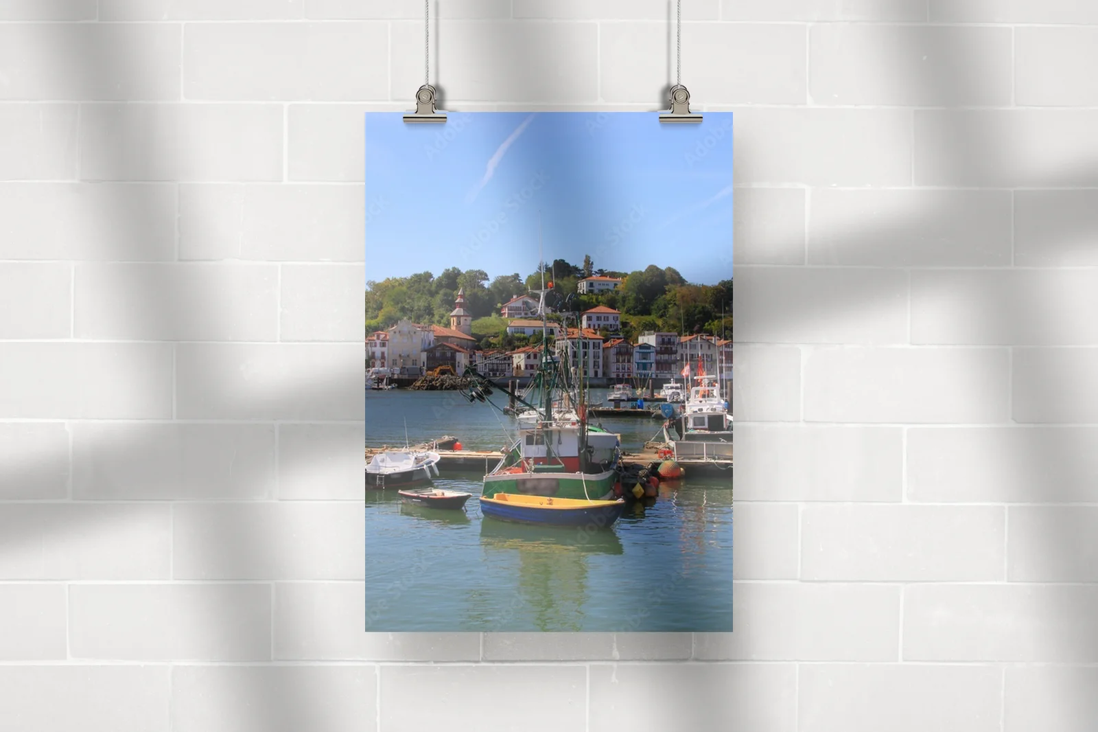 Urokliwe molo Saint-Jean de Luz w błękicie