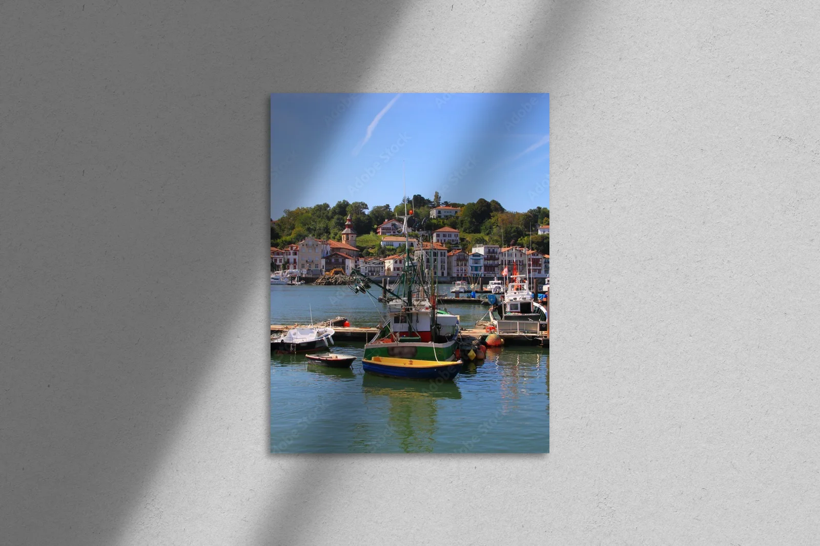 Urokliwe molo Saint-Jean de Luz w błękicie