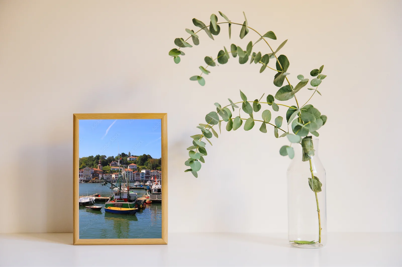 Urokliwe molo Saint-Jean de Luz w błękicie