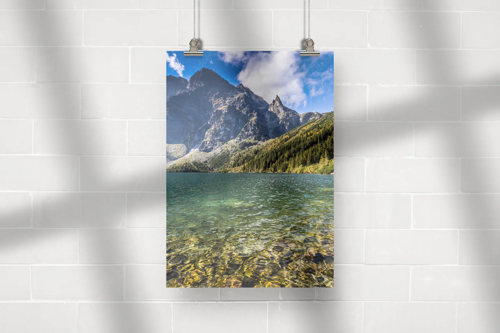 Zielona woda górskiego jeziora Morskie Oko