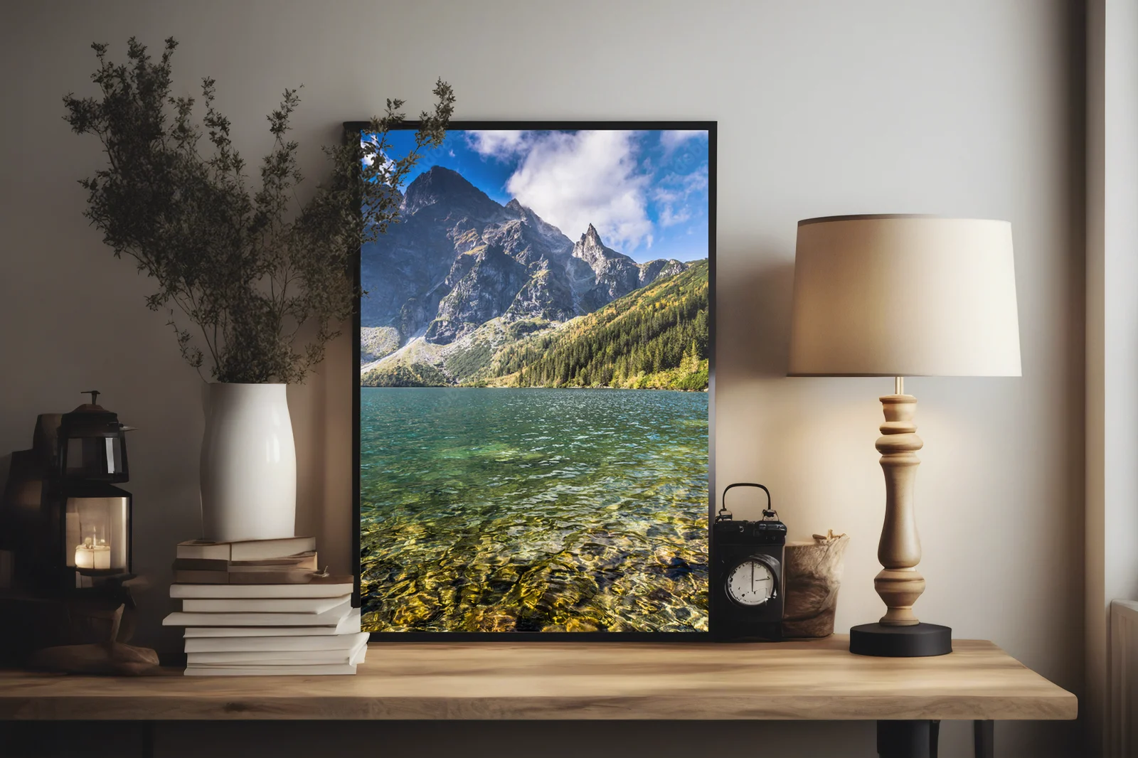 Zielona woda górskiego jeziora Morskie Oko