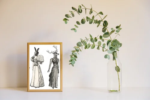 Eleganckie kobiety z głowami zwierząt w białej aranżacji