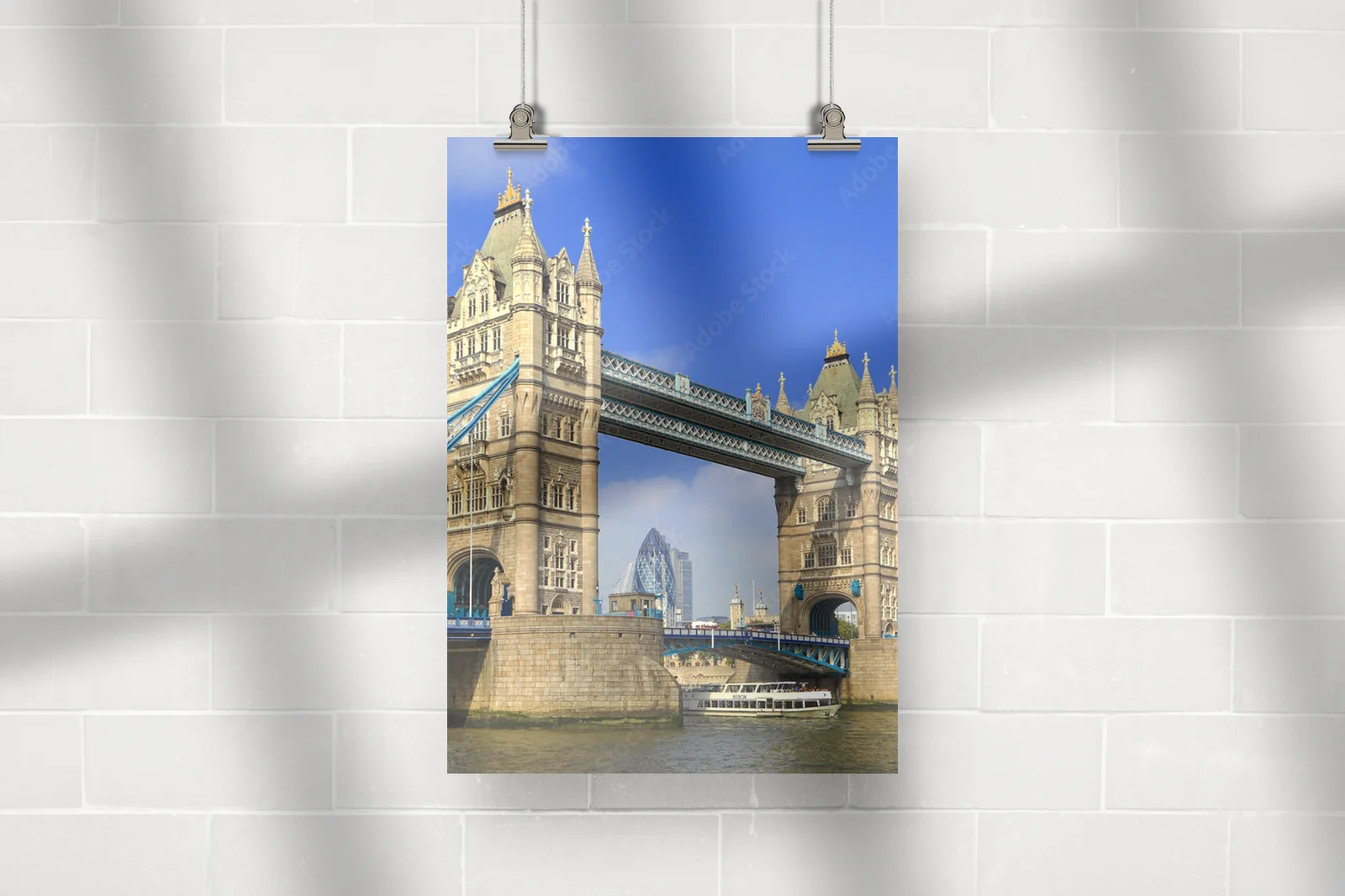 Londyńska wieża mostu Tower Bridge w błękitnych tonach