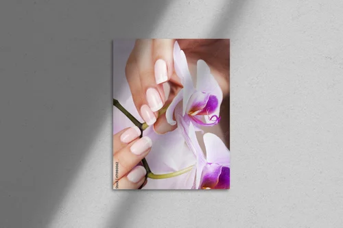 Eleganckie francuskie manicure w pastelowych tonach