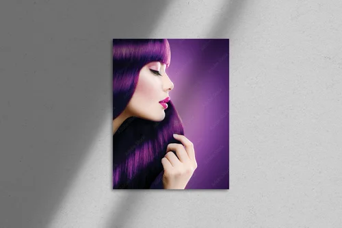Zjawiskowa femme fatale w purpurowym blasku