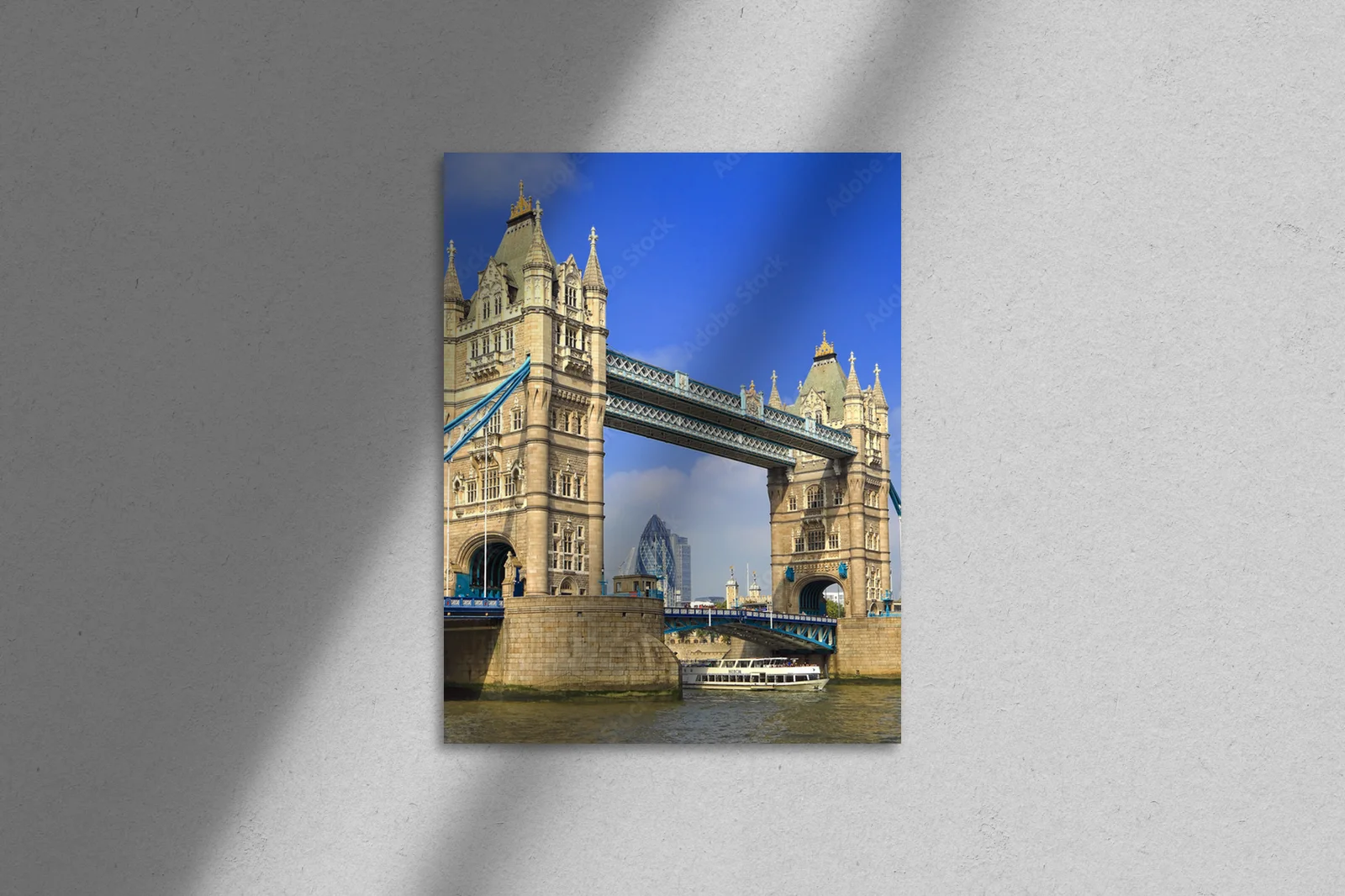 Londyńska wieża mostu Tower Bridge w błękitnych tonach
