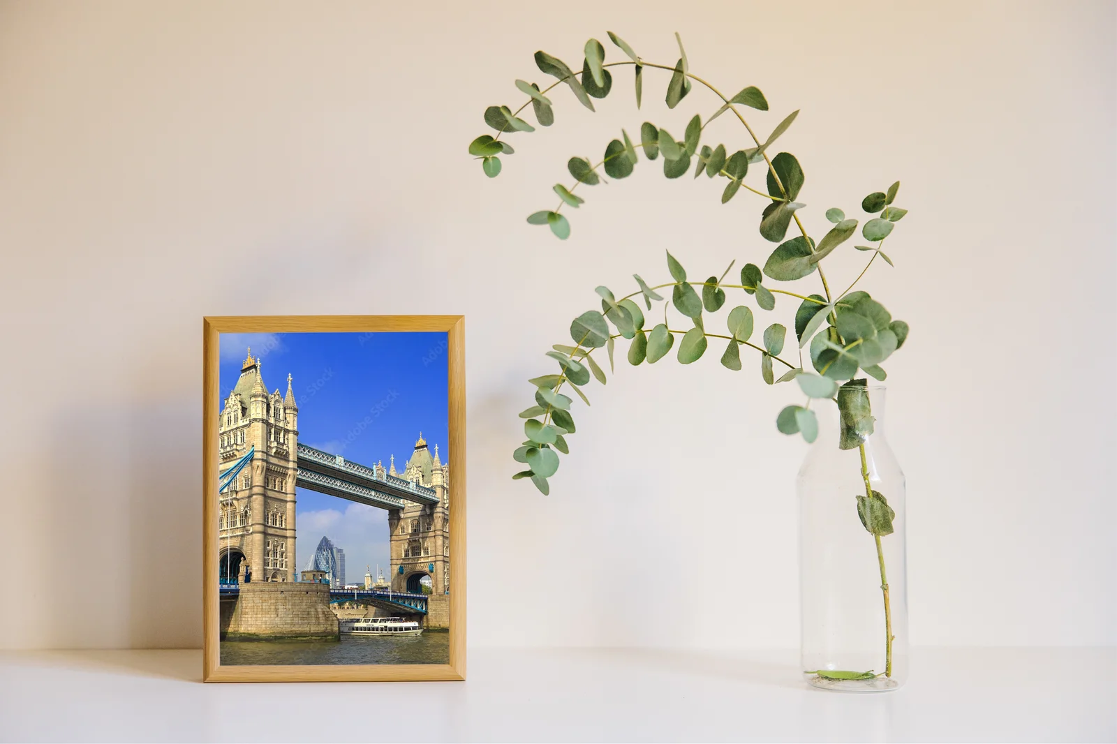 Londyńska wieża mostu Tower Bridge w błękitnych tonach