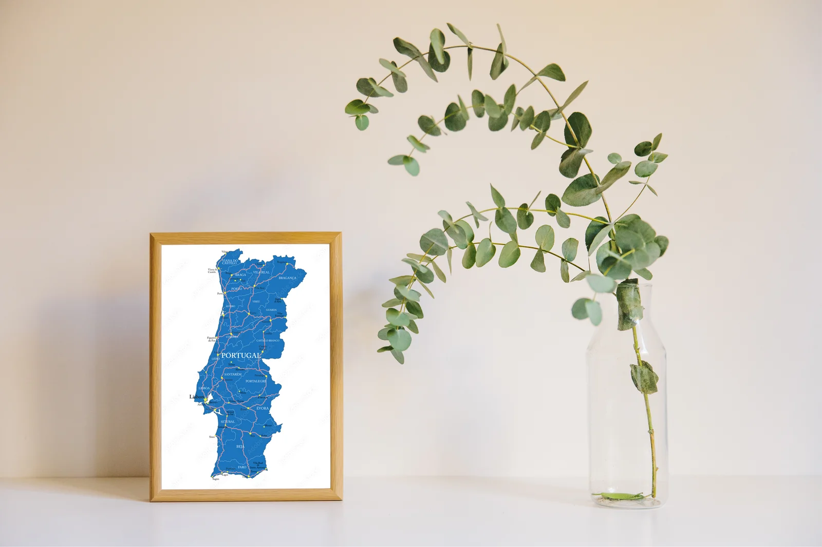 Kolorowa mapa Portugalii w subtelnych odcieniach