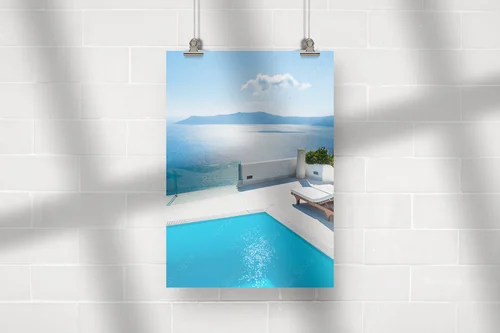 Białe architektury Santorini w głębiach błękitu