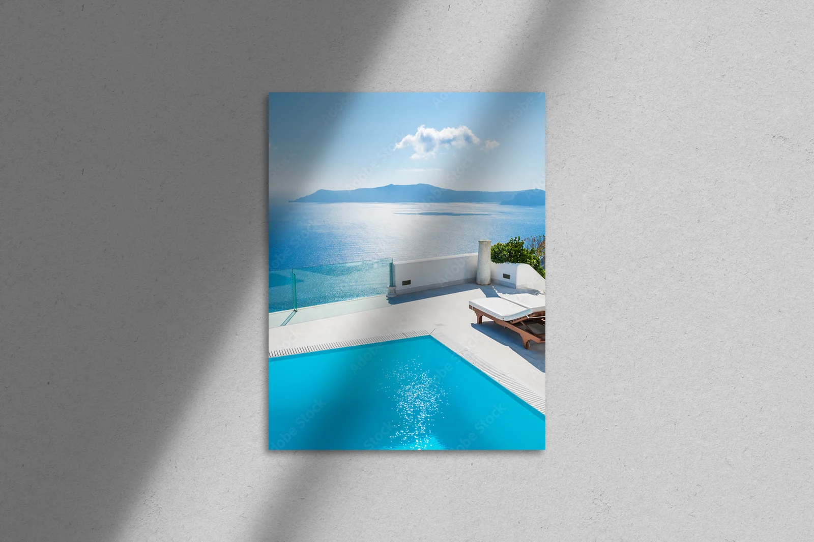 Białe architektury Santorini w głębiach błękitu