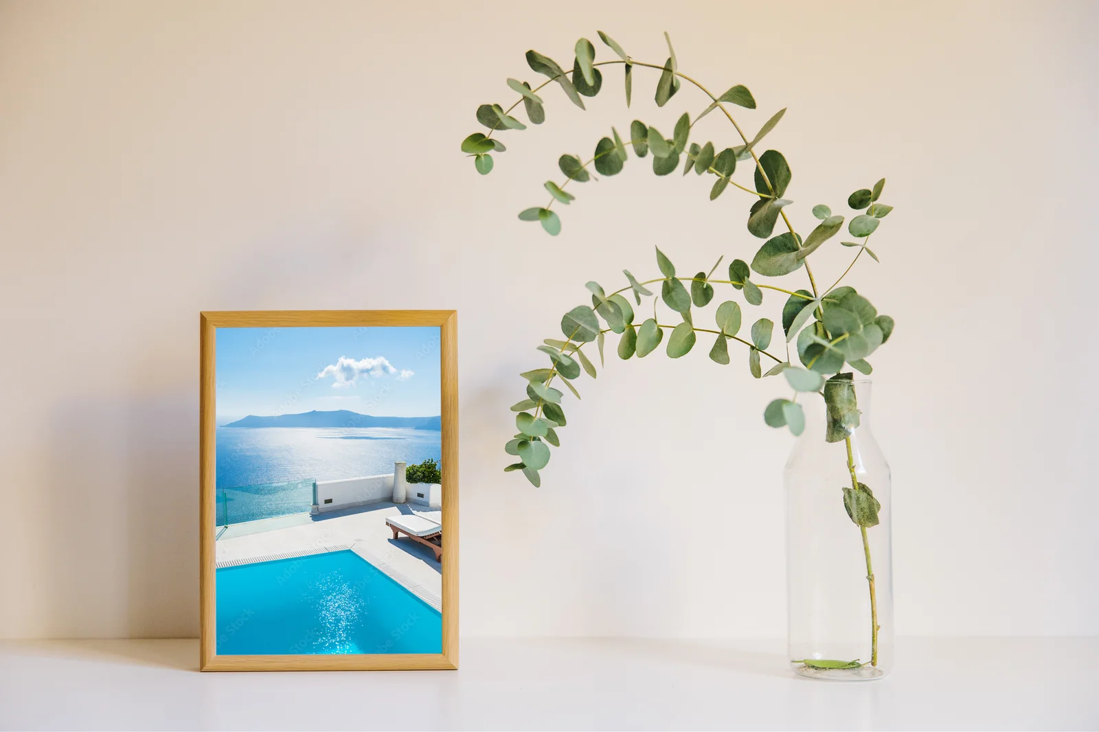 Białe architektury Santorini w głębiach błękitu
