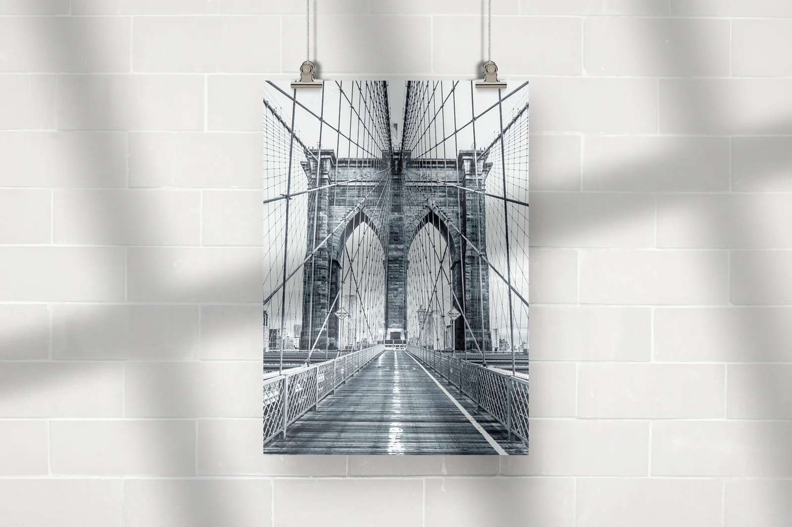 Ikoniczny Brooklyn Bridge w eleganckim czarno-białym stylu