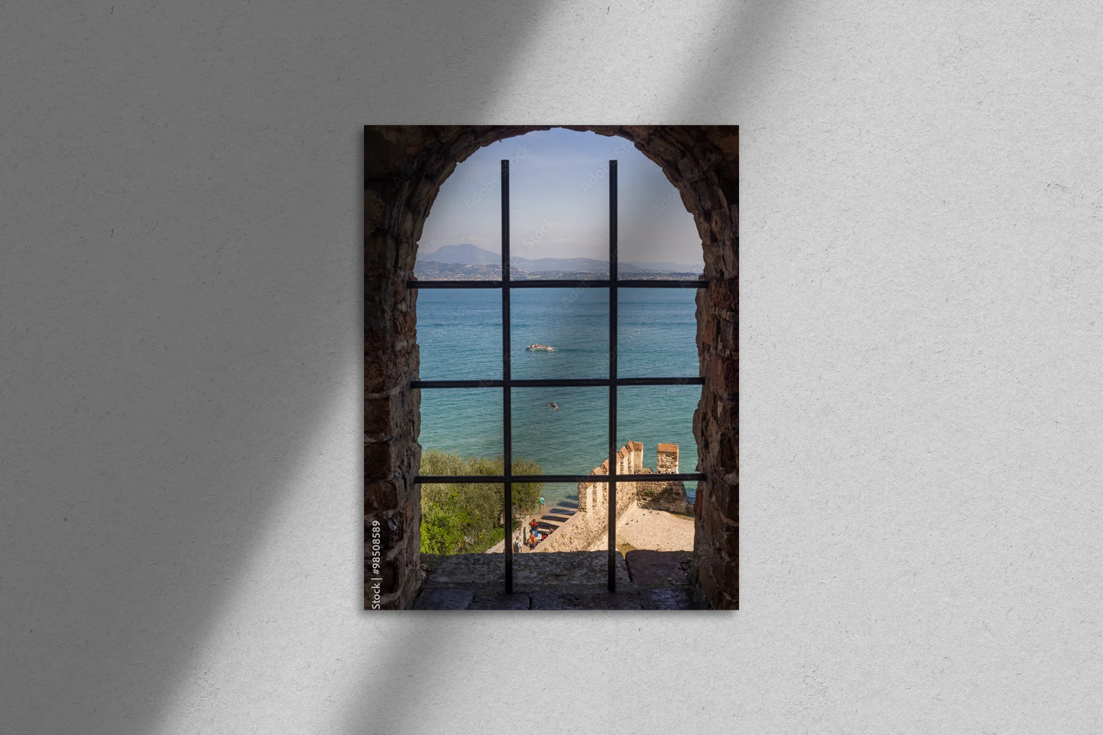 Panorama jeziora Garda przez starożytne okno