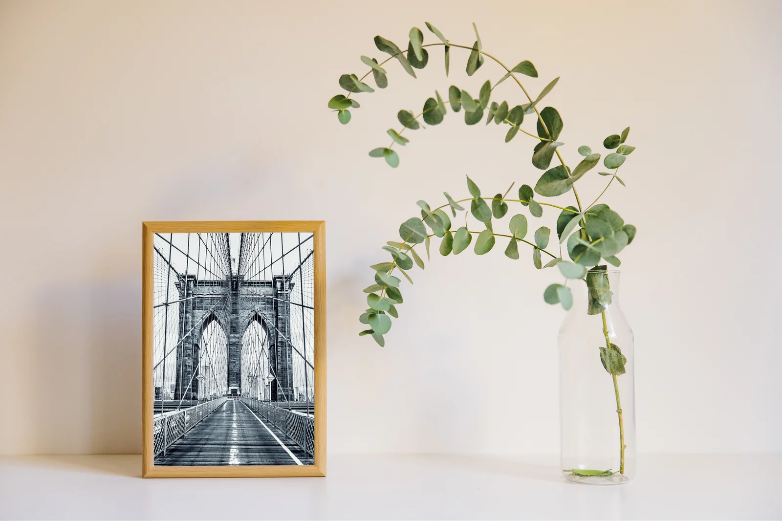 Ikoniczny Brooklyn Bridge w eleganckim czarno-białym stylu