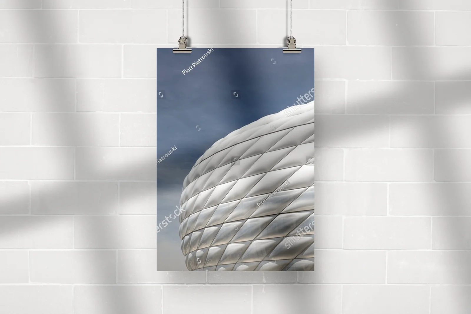 Nowoczesna arena sportowa na tle nieba