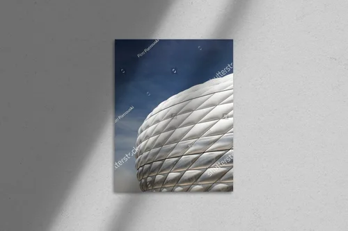 Nowoczesna arena sportowa na tle nieba
