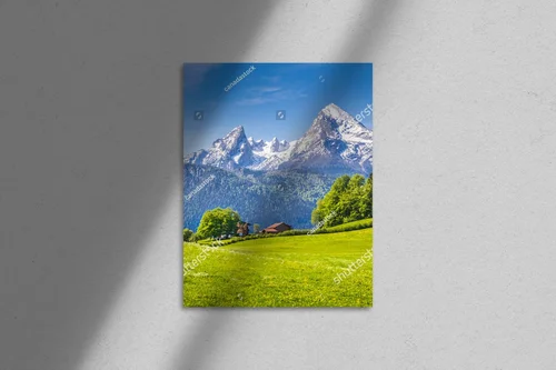 Malownicze alpejskie krajobrazy w vibrant błękicie