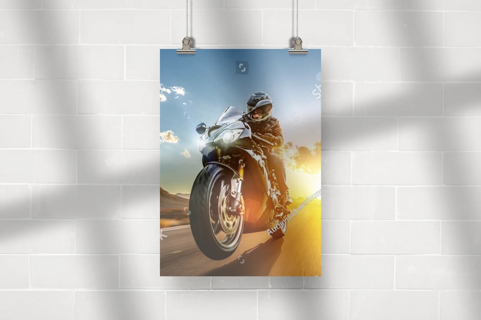 Motocyklowa podróż w zachodzących barwach