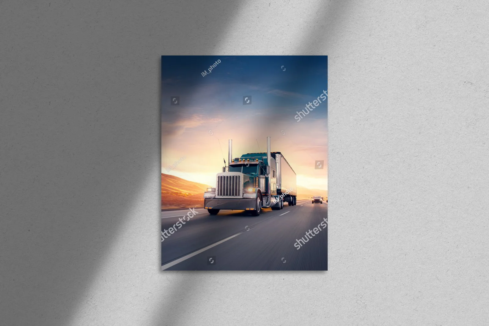 Mocny truck w amerykańskim stylu na autostradzie