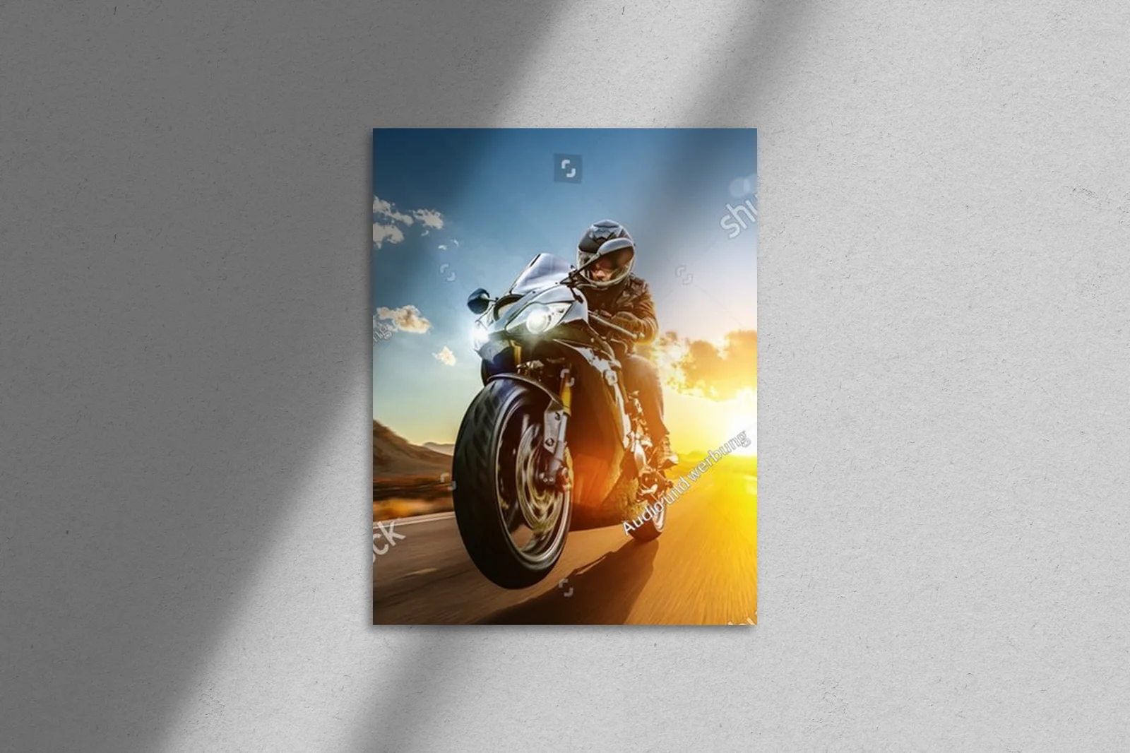 Motocyklowa podróż w zachodzących barwach