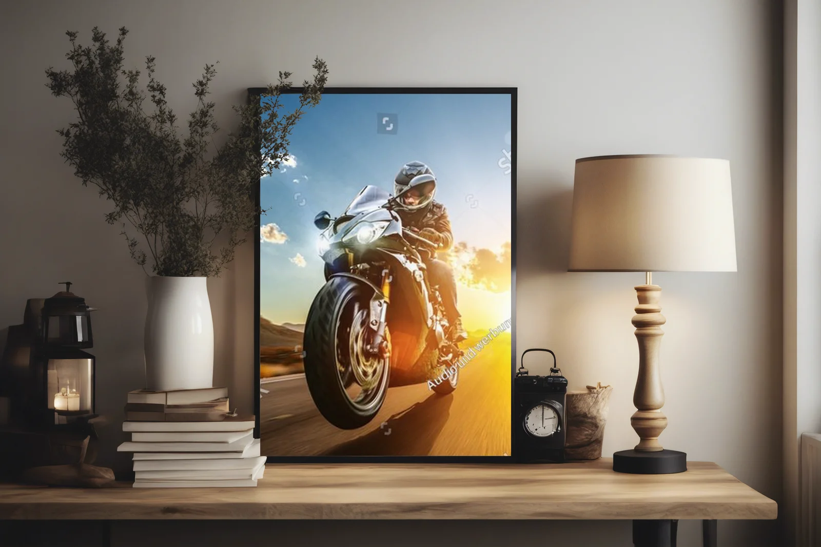 Motocyklowa podróż w zachodzących barwach
