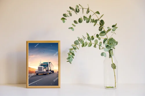 Mocny truck w amerykańskim stylu na autostradzie