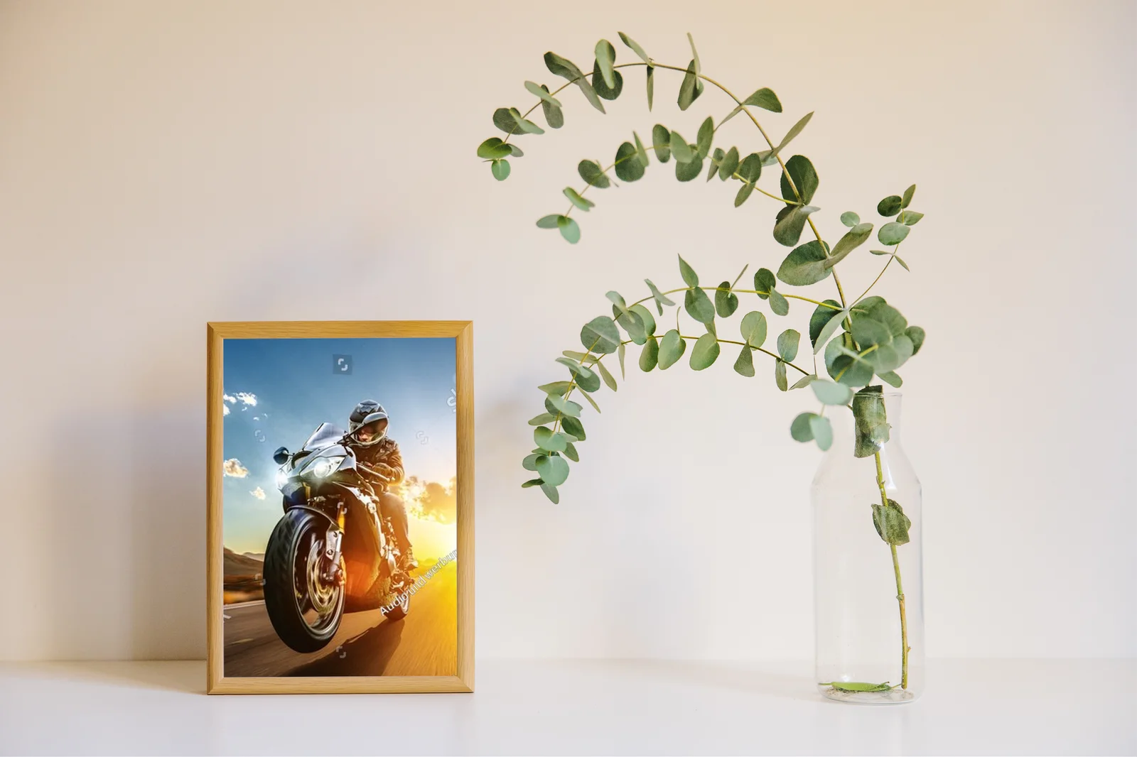 Motocyklowa podróż w zachodzących barwach