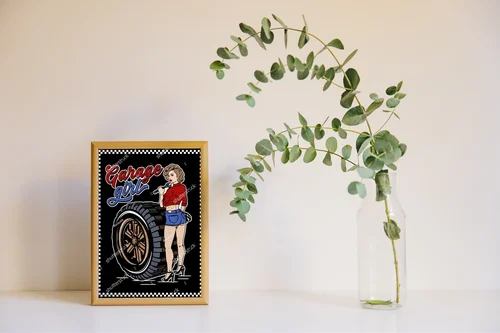Energiczna pin-up dziewczyna na tle motocyklowego szaleństwa